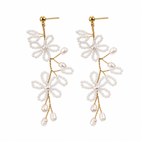 Anting-anting gantung manik-manik bunga mutiara imitasi, elegan, natural, serbaguna, perhiasan telinga yang menawan.