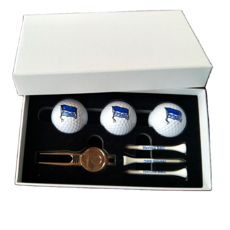 Картонные коробки упакованы мяч для гольфа дерна и футболка для девочек, подарочный набор