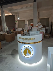 Table de réception incurvée haut de gamme pour salon de coiffure, spa et institut de beauté – Solution tout-en-un pour mobilier de salon - Product Image 3
