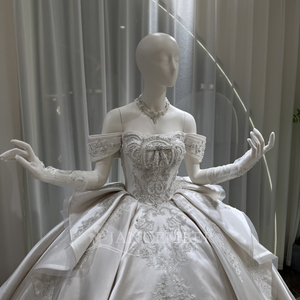 Robe de mariée élégante ivoire Lsoy056 avec broderie baroque, corset, robe de bal, traîne en satin et gants pour cérémonie religieuse Jancember - Product Image 4