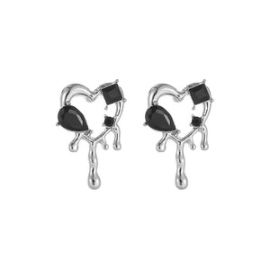 Orecchini a perno a forma di cuore sciolto da donna, gioielli per l'orecchio alla moda, carini e minimalisti - Product Image 5