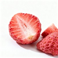 Zoete, knapperige, gevriesdroogde fruitschijfjes voor dagelijks knabbelen en onderweg. Gevriesdroogde aardbeienschijfjes.