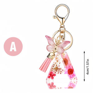 Nouveau porte-clés lettre avec pendentif marguerite rose en fleur séché<span class=keywords><strong>e</strong></span> et époxy cristallin, et pompon papillon, mignon et tendance - Product Image 6