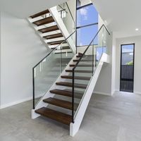 Escalier droit à marches ouvertes en marbre blanc, design moderne et luxueux, durable, avec garde-corps en verre et métal, pour villa et appartement, norme américaine