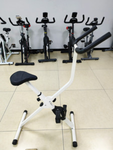 2024 nouveau <span class=keywords><strong>type</strong></span> <span class=keywords><strong>de</strong></span> vélo <span class=keywords><strong>de</strong></span> gymnastique d'entraînement <span class=keywords><strong>de</strong></span> fitness vélos d'exercice pliables pour la gym à domicile - Product Image 2