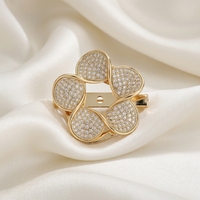 Bros Bunga Empat Kelopak Warna Emas dengan Kristal Penuh, Pin Logam Elegan untuk Wanita, Aksesori Mewah Bermotif Bunga yang Berkilau