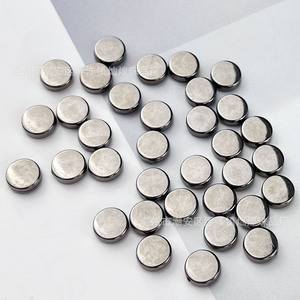 ลูกปัดอะคริลิคทรงกลมแบนเคลือบน้ำ ไม่มีรู สำหรับทำเครื่องประดับ DIY สีทอง สีเงิน สีกันเมทัล สไตล์โมเดิร์น ผลิตที่เฉาโจว - Product Image 2