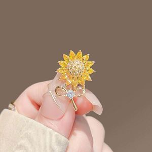Broches élégantes en alliage pour femmes, motif tournesol, avec boucle anti-exposition, petites, mignonnes, accessoires de corsage pour décolleté, motif abeille en strass de cristal - Product Image 4