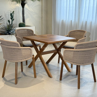 Table de jardin en bois avec plateau à motifs carrés et pieds croisés pour terrasse extérieure