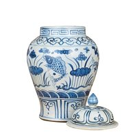 Vase en porcelaine bleu et blanc, motif poisson et lotus, style temple