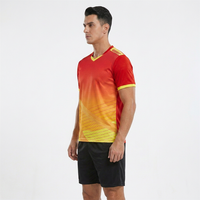 Seragam Voli Pria Merah Kuning Set V-Neck Lengan Pendek Bahan Polyester Penyerap Keringat Cocok untuk Semua Musim