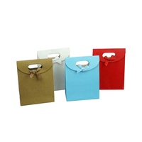 Vente en gros de chaussures en tissu de conception de dessin animé mignon, emballage de jouets, sacs en papier cadeau pour enfant avec papier en carton blanc