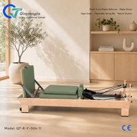 Reformer Pilates à rail fixe en bois d'érable vert sauge avec barre à ressorts réglable pour studios de bien-être inspirés de la nature