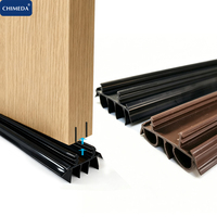 Joint de bas de porte en PVC souple résistant au gel, adaptable aux sols inégaux et aux interstices de porte, disponible en différentes formes