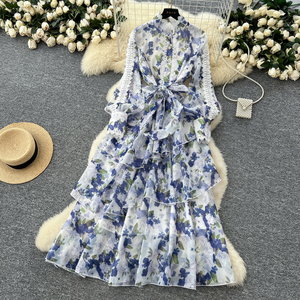 Robe pour femme, robe à imprimé floral avec bordure en dentelle, col montant, ceinture à nouer - Robe longue maxi élégante à volants - Product Image 1
