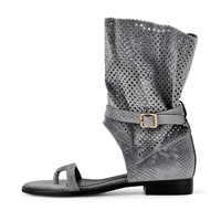 Sandales plates pour femmes à découpe ajourée, à la hauteur du mollet, avec bride à boucle métallique, style gladiateur, bout carré et côtés ouverts