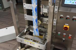 Máquina de envasado automático para sobres de forma irregular Muestras de detergente para ropa y limpiador de vidrio - Product Image 3