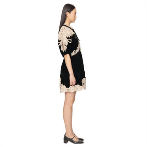 Robe mini cocktail noire élégante vintage pour femme, style Hepburn français, avec empiècements en dentelle patchwork, coupe trapèze en tissu peigné et effet ventre plat - Product Image 4