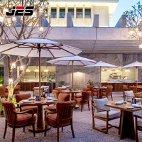 Ensemble de mobilier de restaurant extérieur en bois massif J2S avec fauteuil, table et parasol de patio, design moderne, finition imperméable
