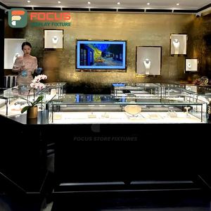 Comptoir à bijoux en bois de haute qualité, vitrine moderne en verre avec accents métalliques pour magasin de détail - Product Image 3