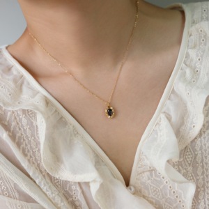 Collar con Colgante de Zirconia Negra para Mujer, Chapado en Oro de 18K, Estilo Vintage, con Engaste de Garra, Patrón Geométrico, Acero Inoxidable - Product Image 2