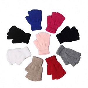 ถุงมือไหมพรมสีดำปักโลโก้แบบพกพาทันสมัย ครึ่งนิ้ว สำหรับกิจกรรมส่งเสริมการขาย - Product Image 1