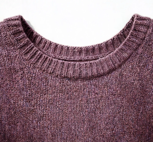 Maglione Corto da Donna Oversize di Alta Qualità con Collo Rotondo, Bottoni Dorati, Maniche Svasate e Cintura in Vita, in Misto Lana Lavorato a Maglia - Product Image 3