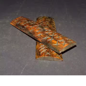 Mango de cuchillo artesanal de hueso de camello con acabado de cuerno pulido y teñido, y diseño decorativo inspirado en conchas ecológicas. - Product Image 2