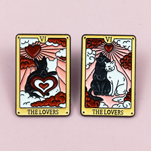 Venta al por mayor Fabricante Diseño Metal Artesanía los amantes Tarot Esmalte Pin Insignia Tarjeta Gatos Pareja Esmalte suave Pin de solapa - Product Image 1