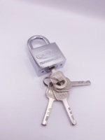 Cerradura Cuadrada de Hierro Niquelado KICO de 30 mm con Llaves de Espiga, Modelo de Grosor