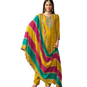 Nouvelle collection de costumes en soie pour femmes, vente en gros de vêtements indiens et pakistanais avec un détail chic à la chinoise - Product Image 1