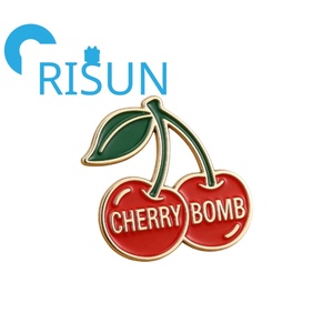 Broche de esmalte personalizado de fábrica, bonito, con corazón <span class=keywords><strong>rojo</strong></span>, cereza, fruta, cristal y <span class=keywords><strong>diamante</strong></span>, pin de solapa de metal para mujer con cereza esmaltada - Product Image 5