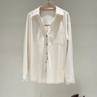 Blus Elegan Kasual Bernapas dengan MOQ Rendah, 45% Katun 45% Modal 10% Wol, Hiasan Renda, Kerah V, Kancing Depan, Lengan Panjang, Kemeja Premium