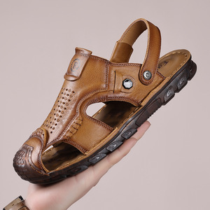 รองเท้าแตะชายหาดฤดูร้อนสำหรับผู้ชาย พื้นหนา ยางกันลื่น ระบายอากาศได้ดี ปิดนิ้วเท้า สวมใส่ได้สองแบบ รองเท้าลำลองสำหรับคุณพ่อ - Product Image 1