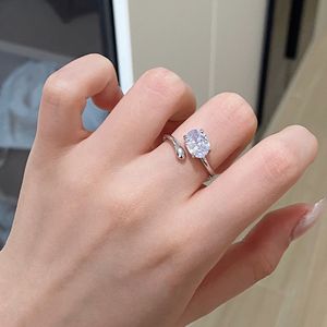 Anillo de Diamante de un Quilate en Forma de Huevo con Brazo Cruzado de Plata de Ley S925, Diseño de Nicho Minimalista de Lujo Ligero de Alta Gama - Product Image 2