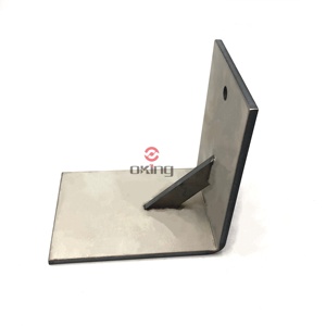 Les murs extérieurs en pierre robustes sont fixés avec de grands supports d'angle soudés en acier inoxydable - Product Image 1