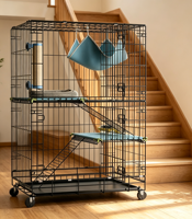 Grande cage mobile noire multi-niveaux pour chat avec roulettes, griffoir, hamac, plateformes rembourrées et rampe d'accès intérieure