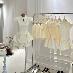 Ensemble haut à manches courtes à col mandarin et mini-jupe plissée, ensemble de shorts, tissu en coton tissé, coupe régulière, tenue de haute qualité - Product Image 1