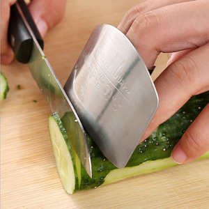 Gadgets de <span class=keywords><strong>cuisine</strong></span> polyvalents pour la maison <span class=keywords><strong>protège</strong></span>-<span class=keywords><strong>doigts</strong></span> outils de légumes de <span class=keywords><strong>cuisine</strong></span> <span class=keywords><strong>protège</strong></span>-<span class=keywords><strong>doigts</strong></span> en acier inoxydable en métal - Product Image 3