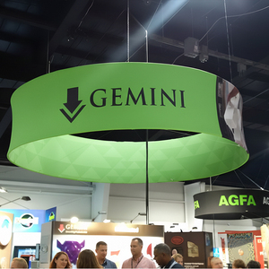 Bannière de plafond à quatre côtés Airvon, cadre d'affichage promotionnel en tissu souple pour l'exposition lors des événements et des conventions - Product Image 1