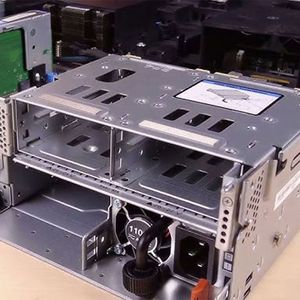 เซิร์ฟเวอร์แบบแร็ค SR655 V3 2U พร้อมโปรเซสเซอร์ AMD EPYC รุ่นที่ 4 ช่องใส่ TruDDR5 DIMM 12 ช่อง ช่องใส่ไดรฟ์แบบ Hot-Swap สำหรับ GPU แบบ Double Width 3 ช่อง - Product Image 4