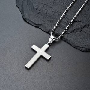 Collier croix en acier titane style Yunnique pour homme, design de niche, bijoux artistiques inaltérables, hiver 2025, poli - Product Image 3