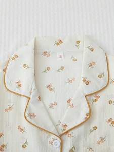 Ensemble de vêtements de nuit d'été pour femmes passepoil contrasté et petit imprimé fleuri boutonné à manches courtes haut short ensemble de pyjama en coton - Product Image 6