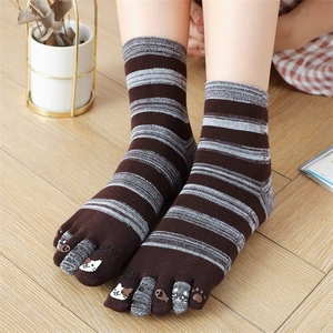 <span class=keywords><strong>Chaussettes</strong></span> à bout fendu pour femmes mignon Silicone poisson <span class=keywords><strong>chat</strong></span> maman <span class=keywords><strong>chaussettes</strong></span> à cinq doigts coton coloré rayé filles <span class=keywords><strong>chaussettes</strong></span> de sport - Product Image 3