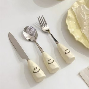 Juego de cubiertos de acero inoxidable con diseño de cara sonriente y mangos de cerámica para uso en hoteles, cocina occidental y filetes. - Product Image 1