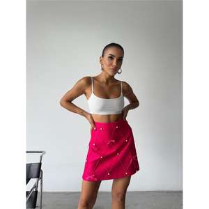 Jupe crayon en lin fuchsia avec bande brodée, jupe courte en cuir avec détail de ruban perlé, décoration brodée - Product Image 4