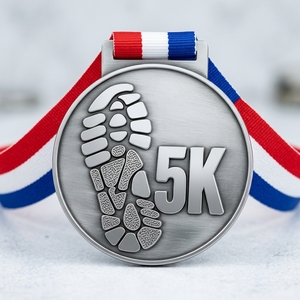 Médailles de course à pied personnalisées 5K, récompense sportive en métal moulé sous pression plaqué argent avec ruban tissé et médaille à motif de chaussure de course personnalisée - Product Image 1