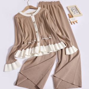 Ensemble <span class=keywords><strong>femme</strong></span> : pull à col rond à volants et pantalon taille haute, nouvelle collection automne 2026, vente en gros pour boutiques - Product Image 1