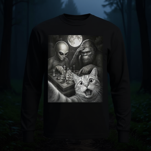 Camiseta de manga larga con estampado de gato haciendo selfie con Bigfoot y alienígena jugando ajedrez - Product Image 3