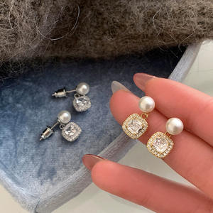 Pendientes de Diseño Coreano de Lujo al por Mayor, Pendientes Simples con Colgante de Perla Cuadrada para Mujer - Product Image 4